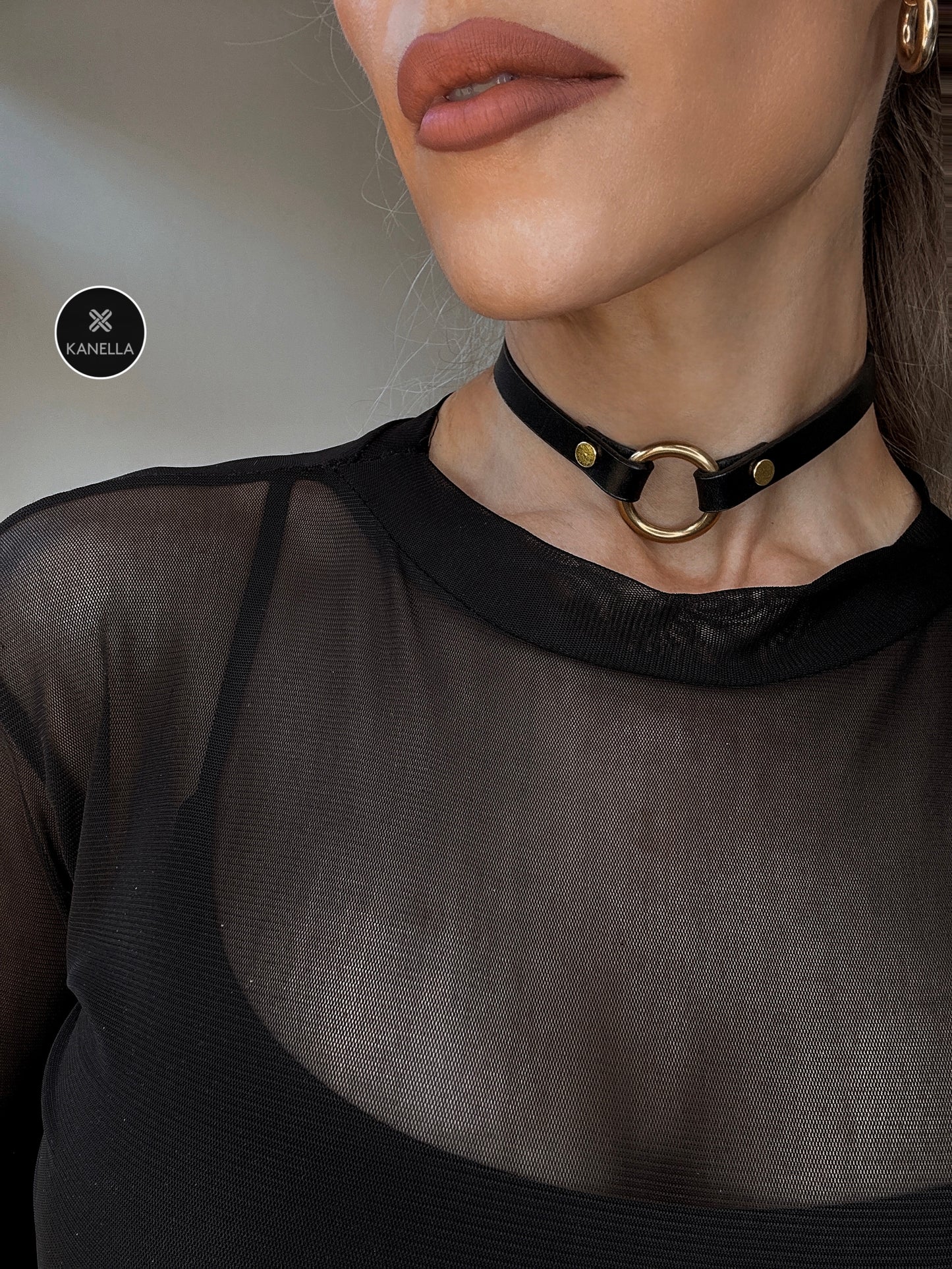 Petite Ilisia leather choker